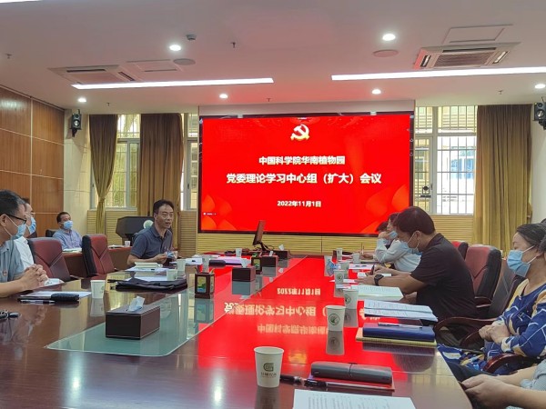 魏平(左1)傳達(dá)會議精神并提出學(xué)習(xí)要求